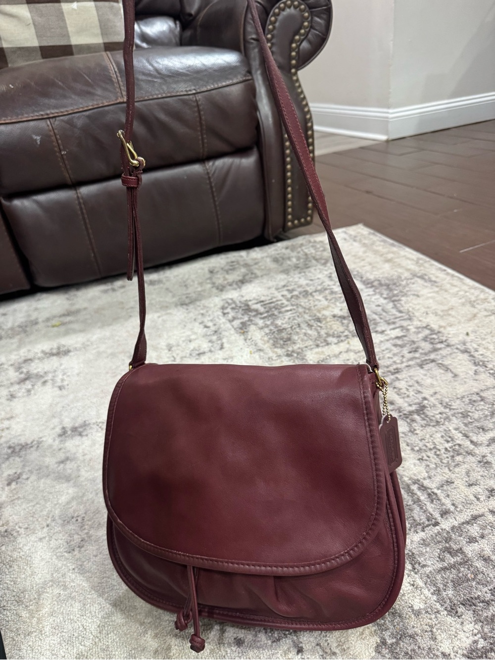 Rare Coach Vintage Drawstring Crossbody Burgandy Bag with leather hangtag USA